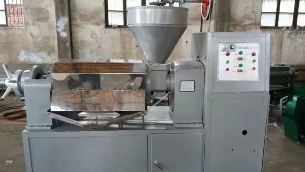 兩臺(tái)120型榨油機(jī)發(fā)往港口出口國(guó)外 兩臺(tái)120型榨油機(jī)發(fā)往港口出口國(guó)外